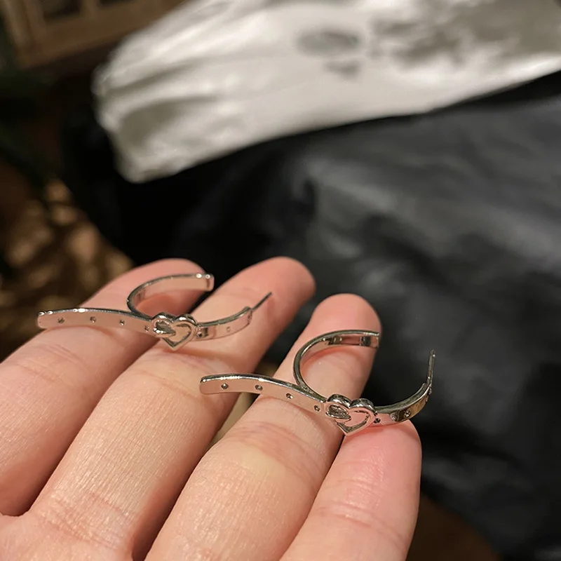 Серебряные тонкие серьги гвоздики с любовным ремнем для женщин гладкие