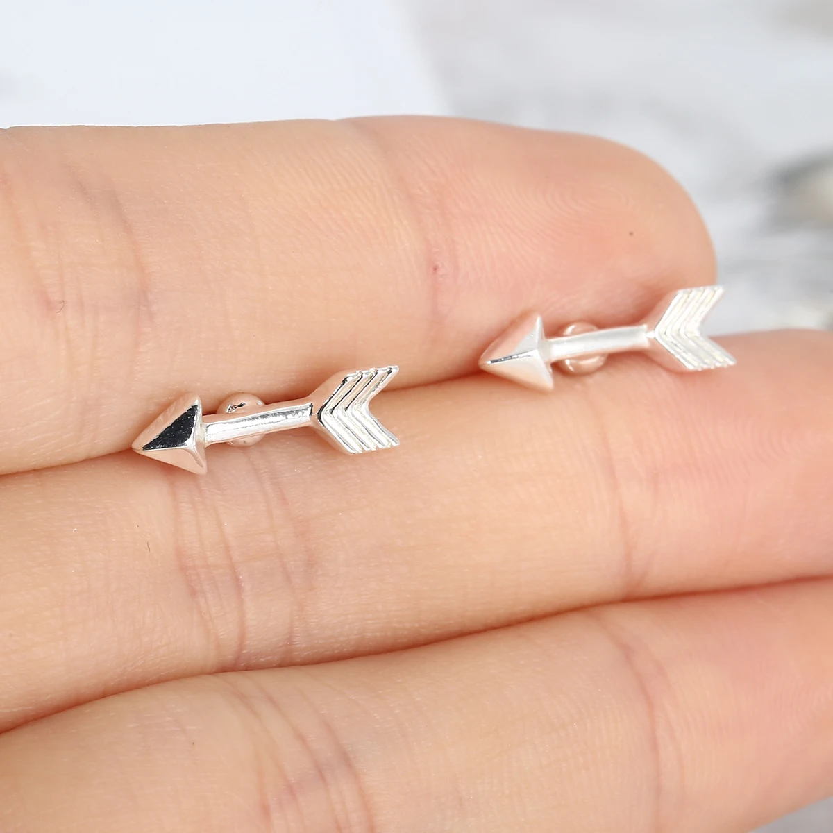 1 пара модные крошечная стрела серьги-гвоздики шармы с узорным узором женские