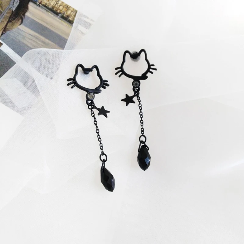 Креативная уличная съемка красивая черная кошачья голова без ушей пирсинг ушные