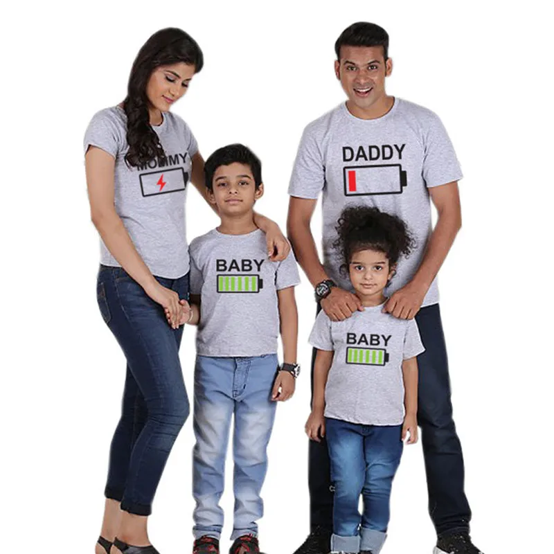 Family Matching Clothes Daddy Mom and Me Baby Boy Girl T-shirt Funny Battery Print Look Outfit | Мать и ребенок