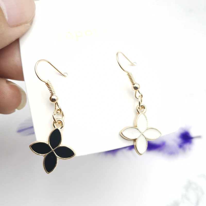 

New Korean Fashion Black and White Four-leaf Clover Earrings Candy Color Simple Long Tassel Temperament Ladies Earrings Jewelry