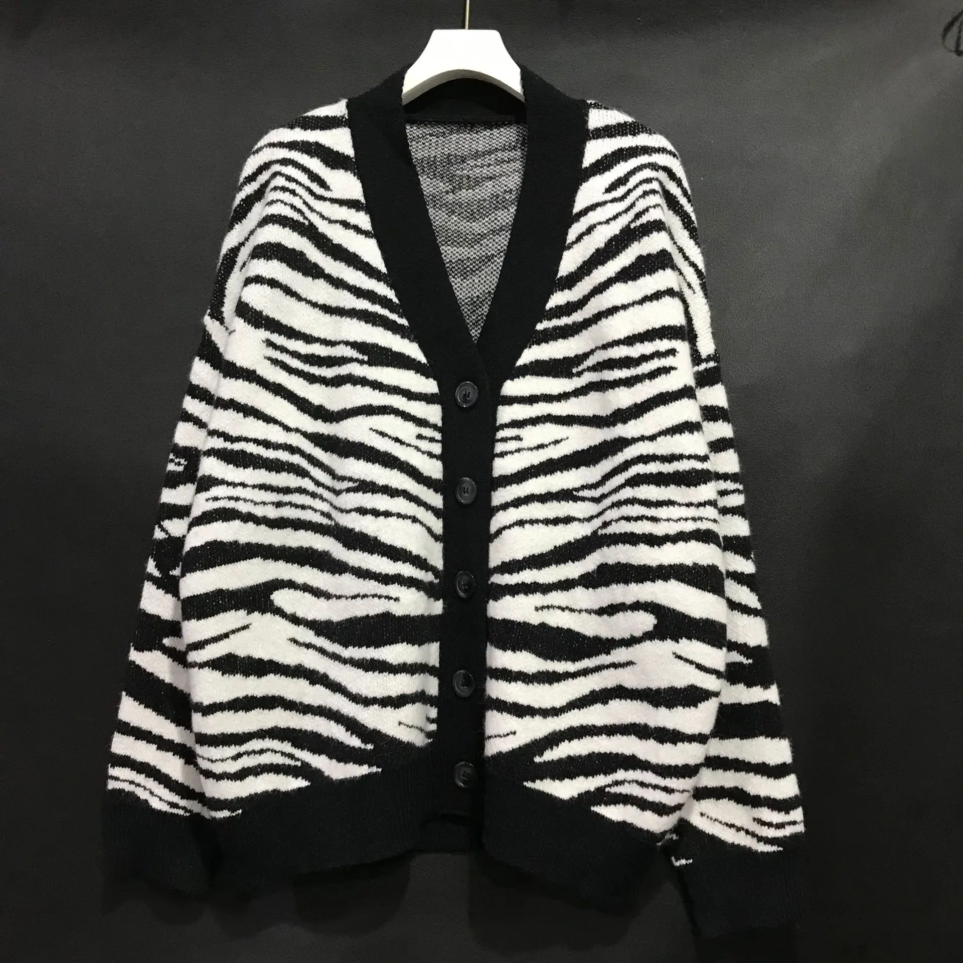 

Women's retro pattern loose wild stripes color matching V-neck sweater jacket ins casual warm long-sleeved cardigan autumn