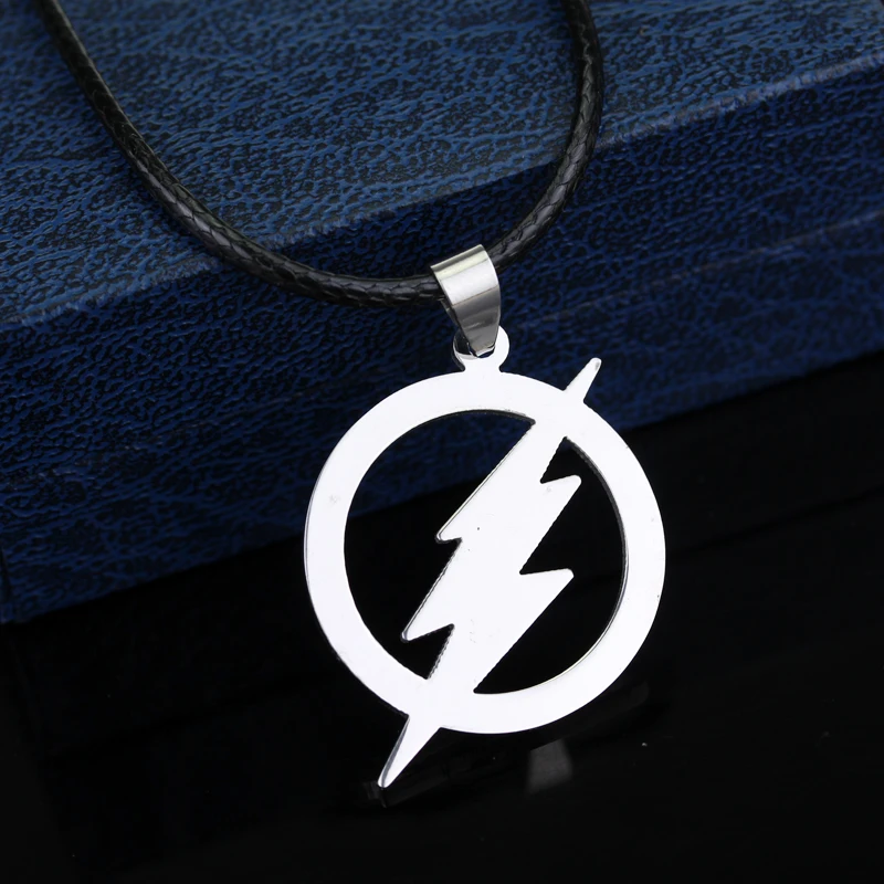 DC Comics флэш-памяти Lightning брелок красный золотистым логотипом 6 см с металлическими заклепками; туфли-лодочки брелок для ключей подарок цепочка для ключей с кольцом-держателем для автомобильные сувениры - Цвет: LEATHER