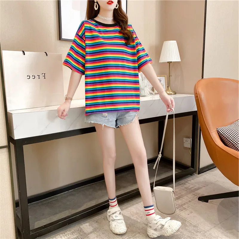 Женская футболка в радужную полоску свободная с круглым вырезом и коротким
