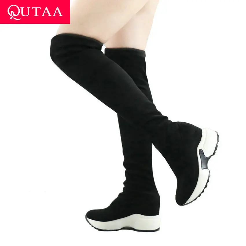 Женские ботфорты QUTAA, повседневные сапоги выше колена, ботфорты из эластичной ткани с высоким подъёмом и круглым носом на сезон осень-зима, размеры с 34 по 43