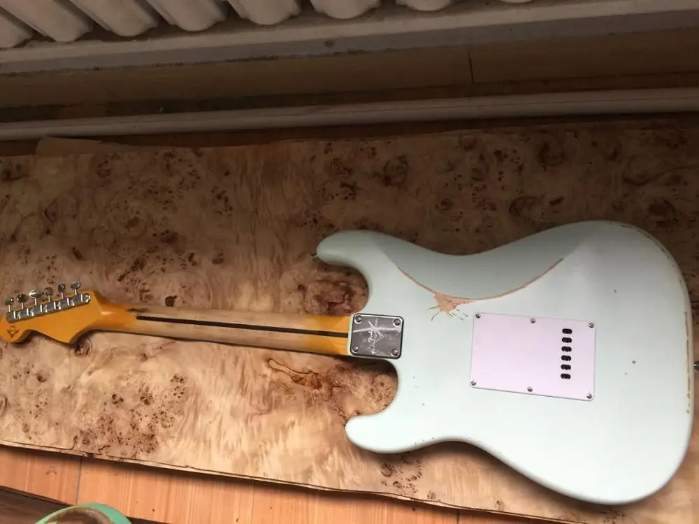 En stock Guitarra elуглеводородная рельефная древесина. El día se desvanece para hacer повторные