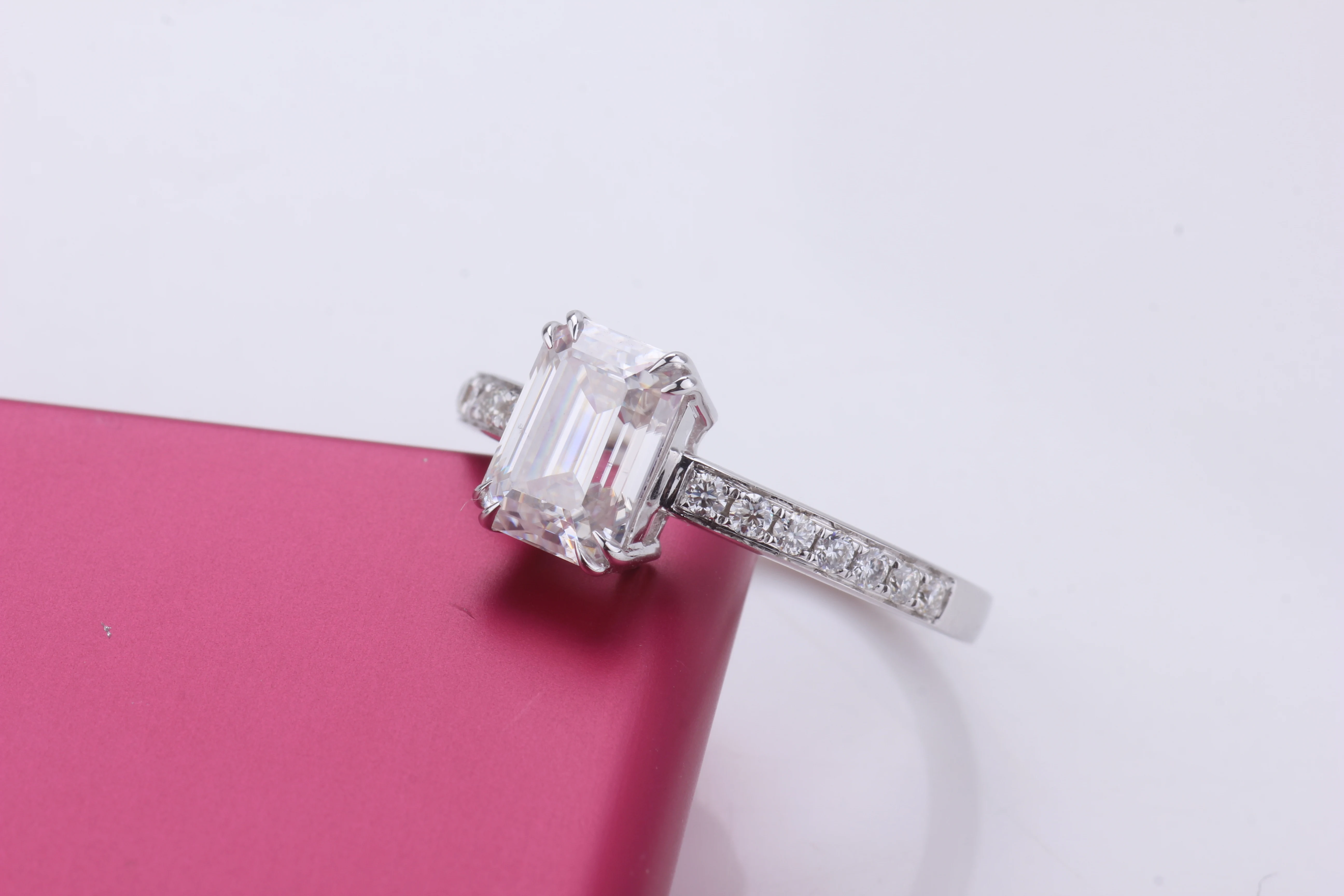 Женское Обручальное кольцо с муассанитом Starszuan 18K EF сертифицированное