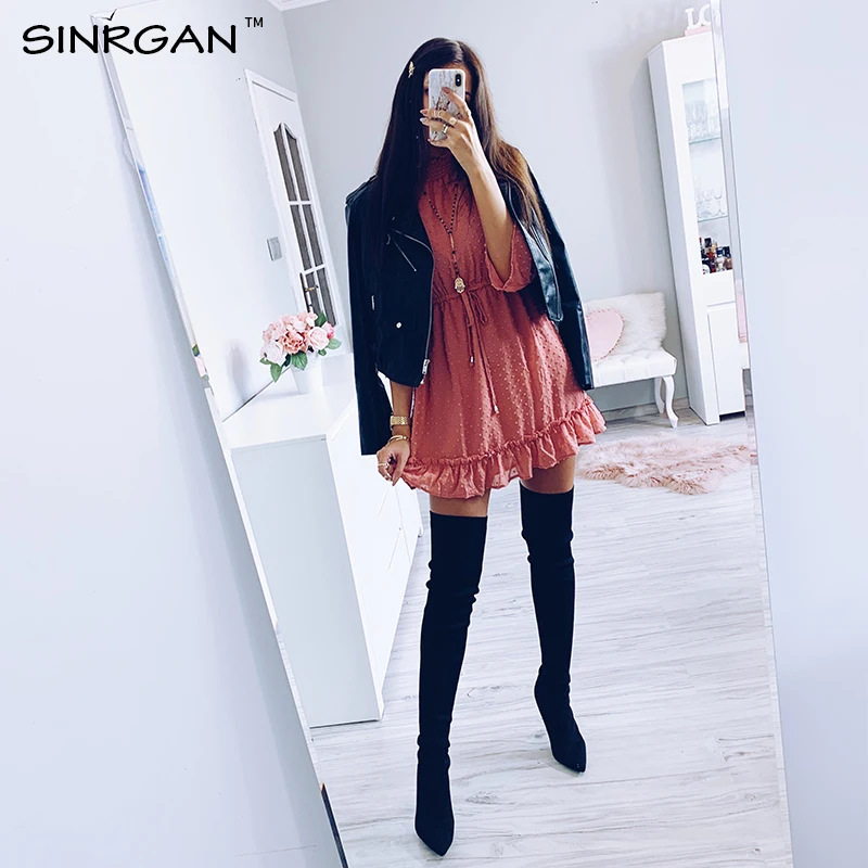 Платье водолазка в горошек с оборками весна 2021 черное элегантное мини платье