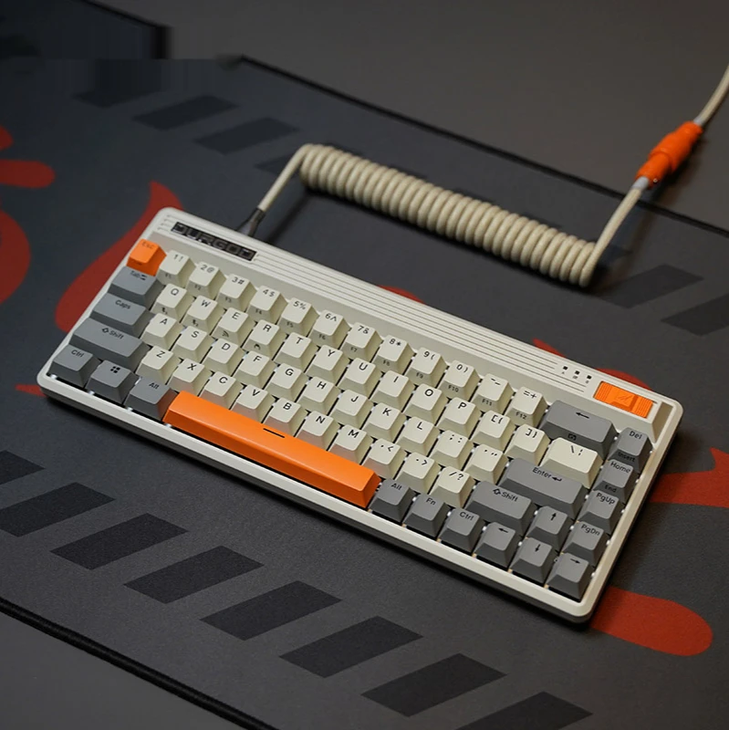 

Механическая клавиатура, кабель для передачи данных, воздушный винт