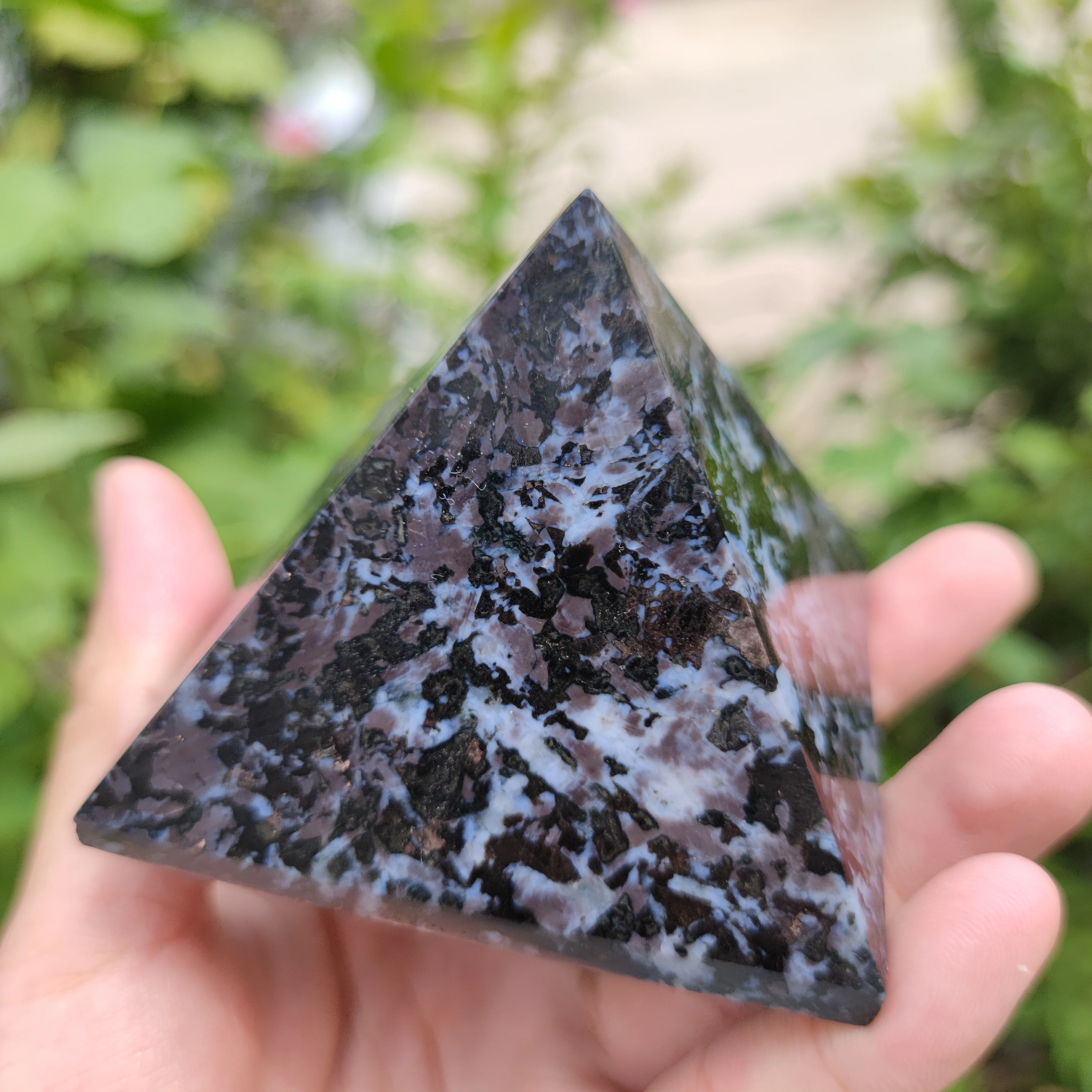 

50mm Natuurlijke rock hand gesneden gabbro quartz healing crystal piramide