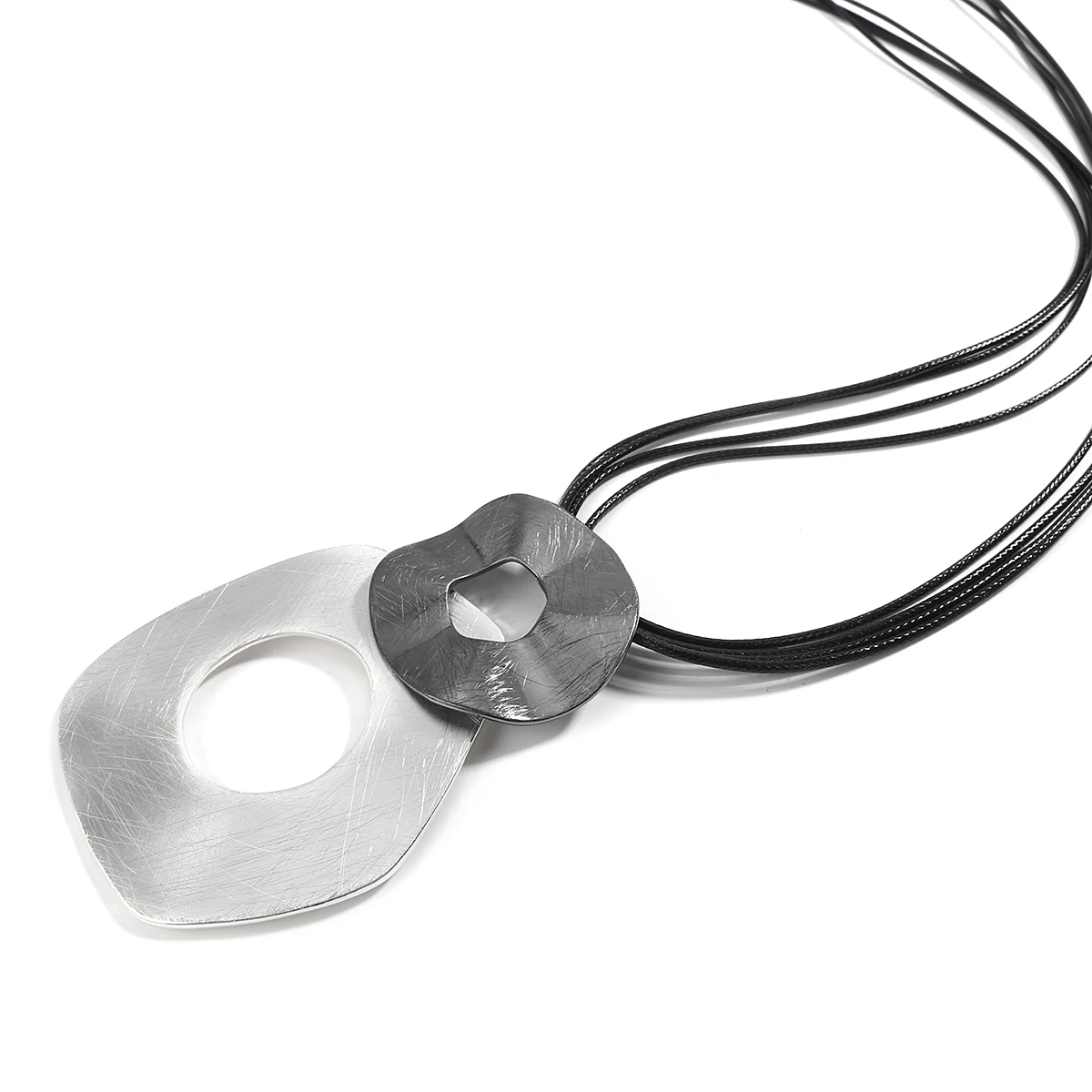 Ожерелье из черной кожи с геометрической подвеской на длинной цепочке |