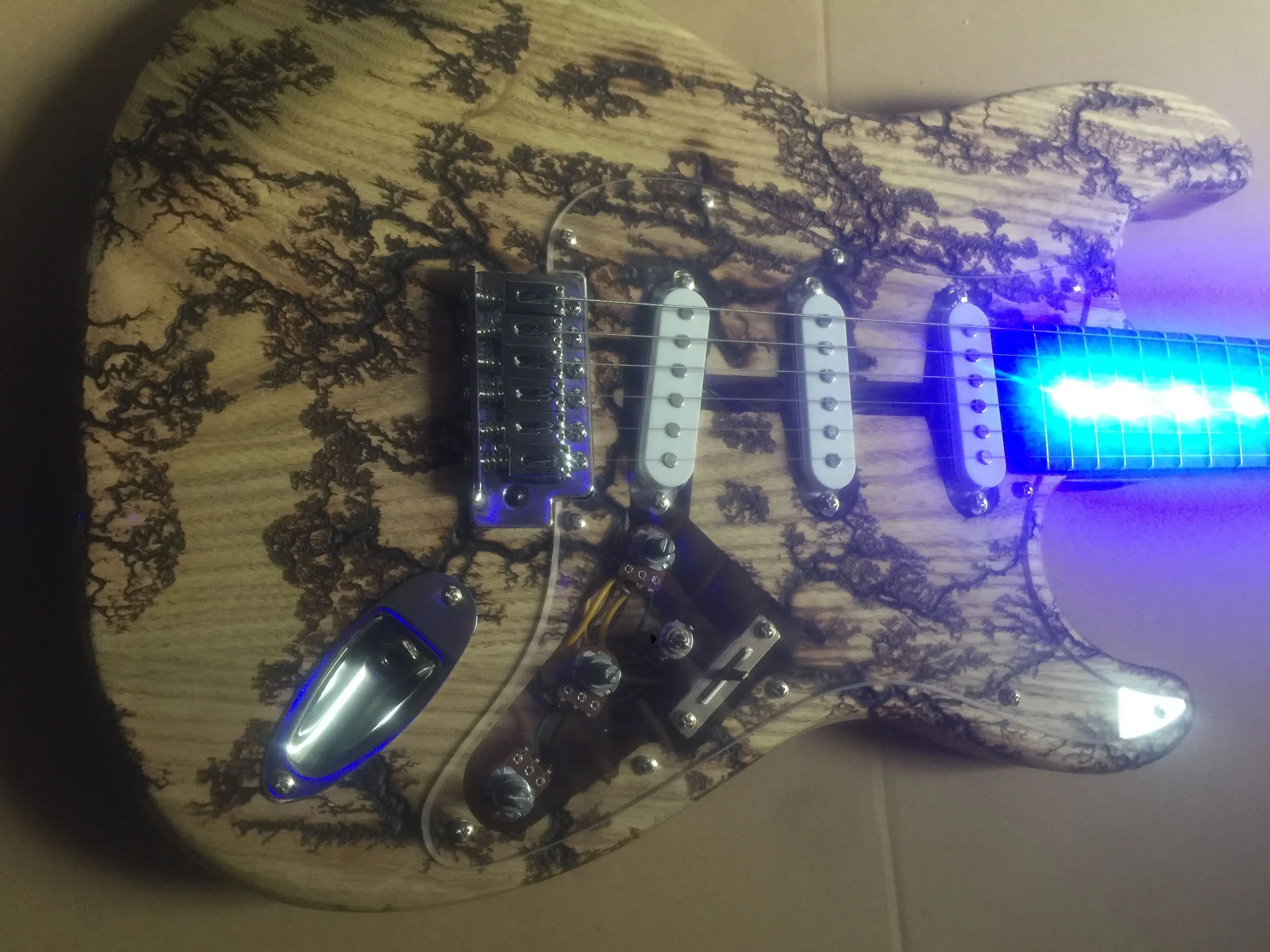 

Free delivery / burnt pattern log LED light high end Guitar / China Electric Guitar