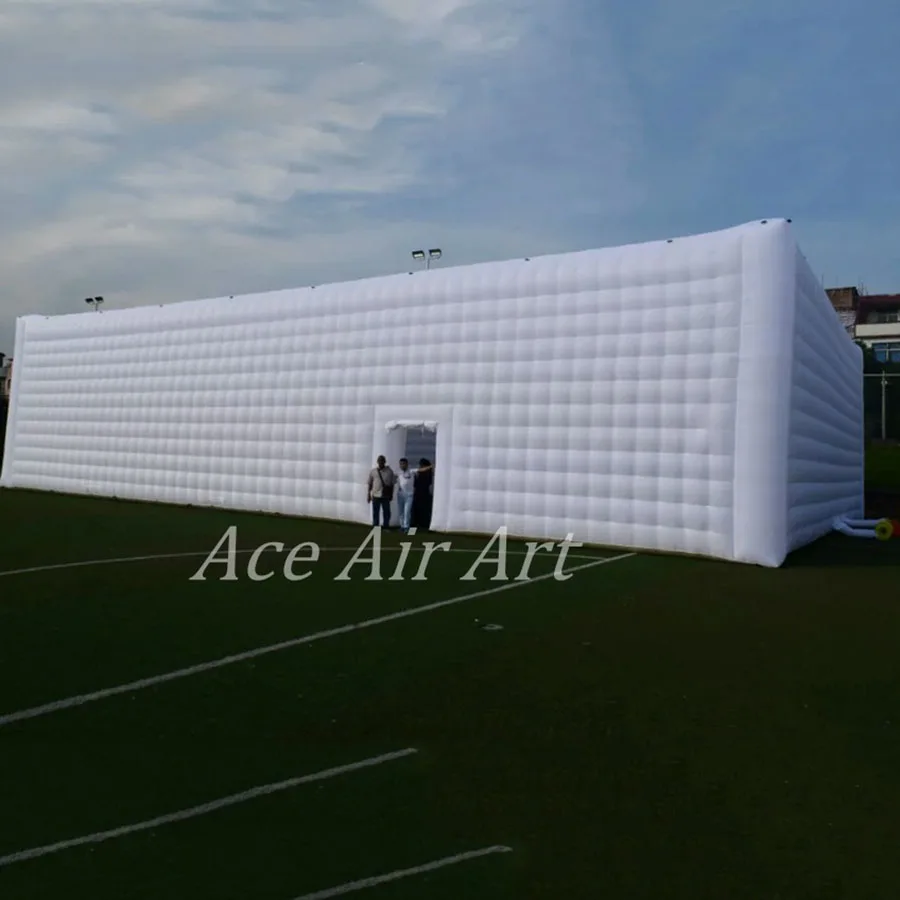 Гигантская белая надувная конструкция кубика для свадебной церемонии