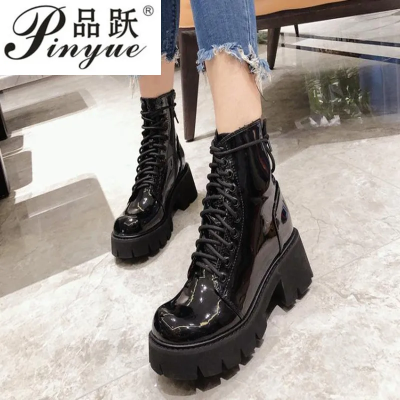 Женские ботинки на толстой платформе черные шнуровке повседневные