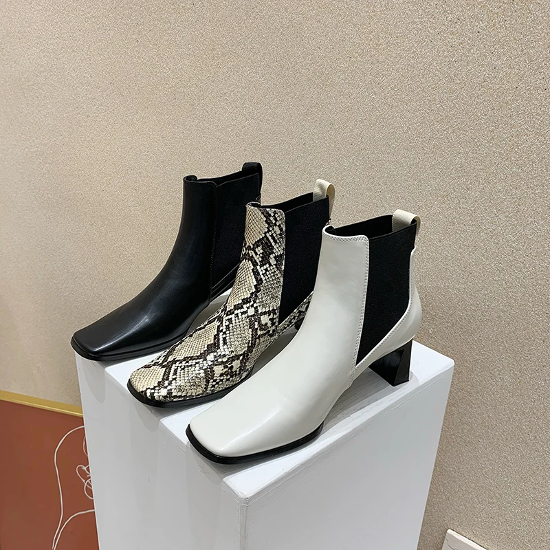 Женские ботильоны со змеиным принтом короткие ботинки челси на толстом высоком