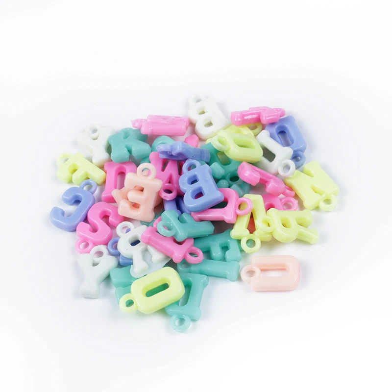 Бусины акриловые с отверстиями для подвешивания буквы карамельных цветов