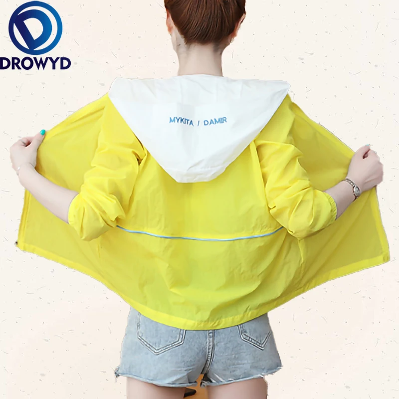 Женская летняя тонкая куртка с v-образным вырезом и капюшоном короткая красная