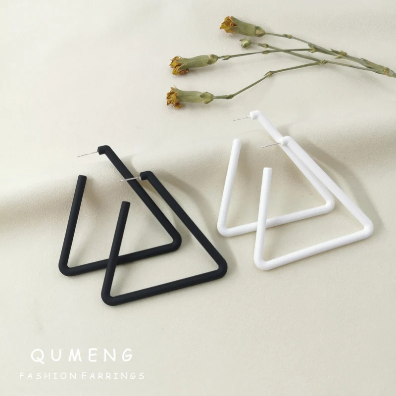 QUMENG 2021 новые модные классические простые минималистичные черные белые полые треугольные геометрические акриловые серьги-гвоздики