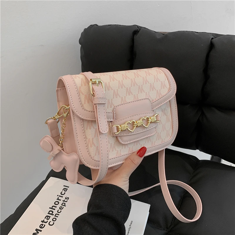 

Classic Design Letter Printing Saddle Small Crossbody Shoulder Bags For Wome Chain Pendent High Quality PU Leather Flap 2021 NEW