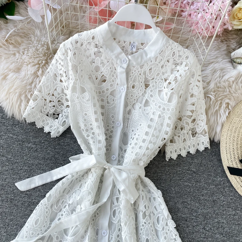 Платье женское офисное однотонное с круглым вырезом и поясом средней длины |