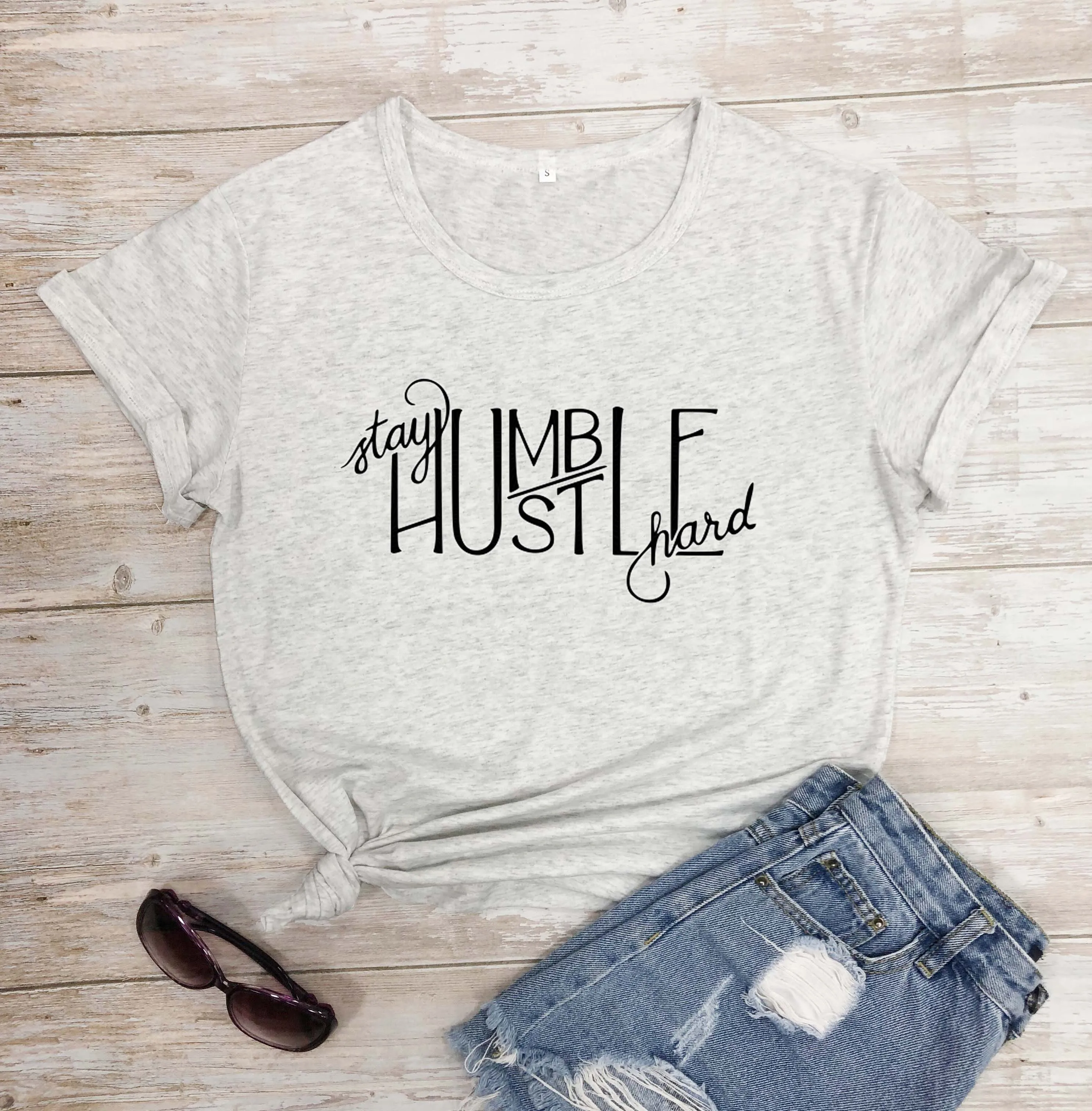 Оставайся скромным Hustle жесткий Религия Женская мода церковь лозунг Цитата