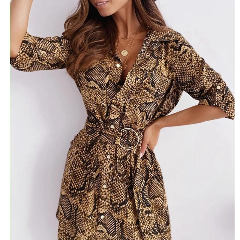 

Женское облегающее платье-рубашка с длинным рукавом и змеиным принтом