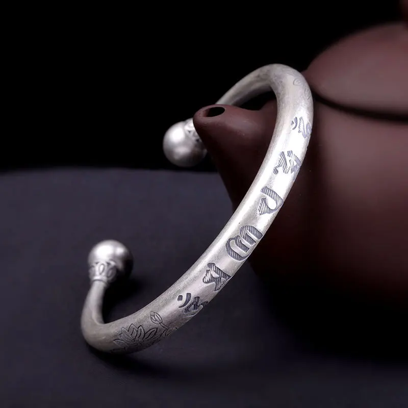 Женский матовый браслет с мантрой из серебра 999 пробы выгравированным лотосом |