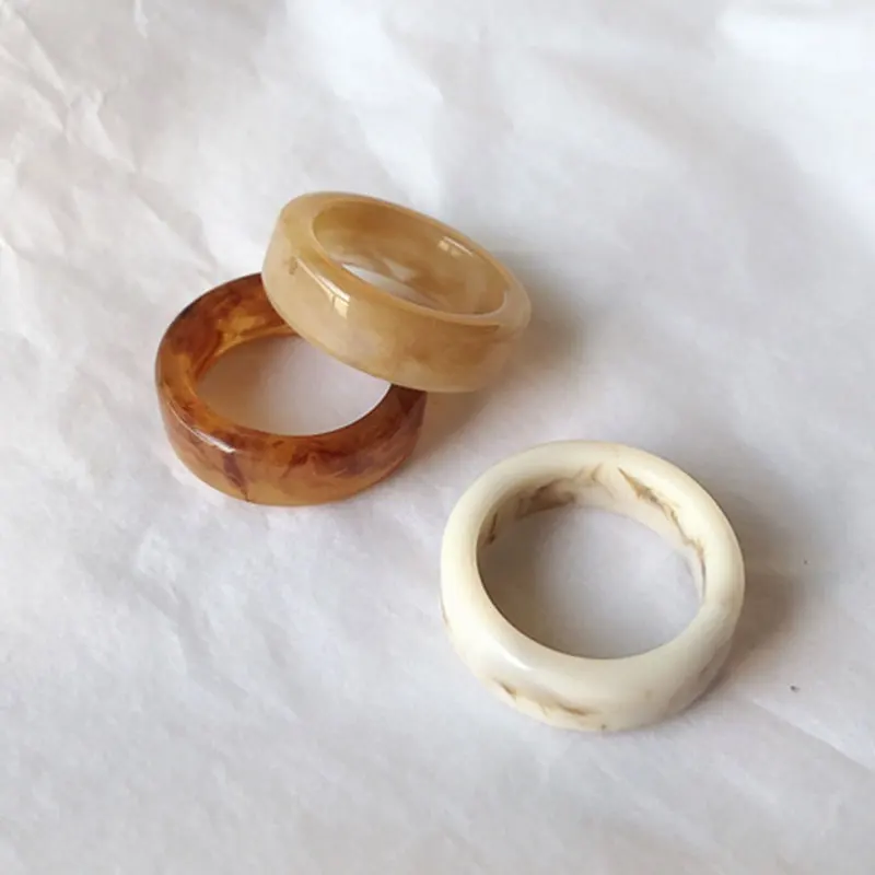 

2020 New Vintage Fashion Printing Grain Resin Ring Square Cool Wind Ring Wide Ivory Color Acrylic Rings For Girl Jewelry Gift