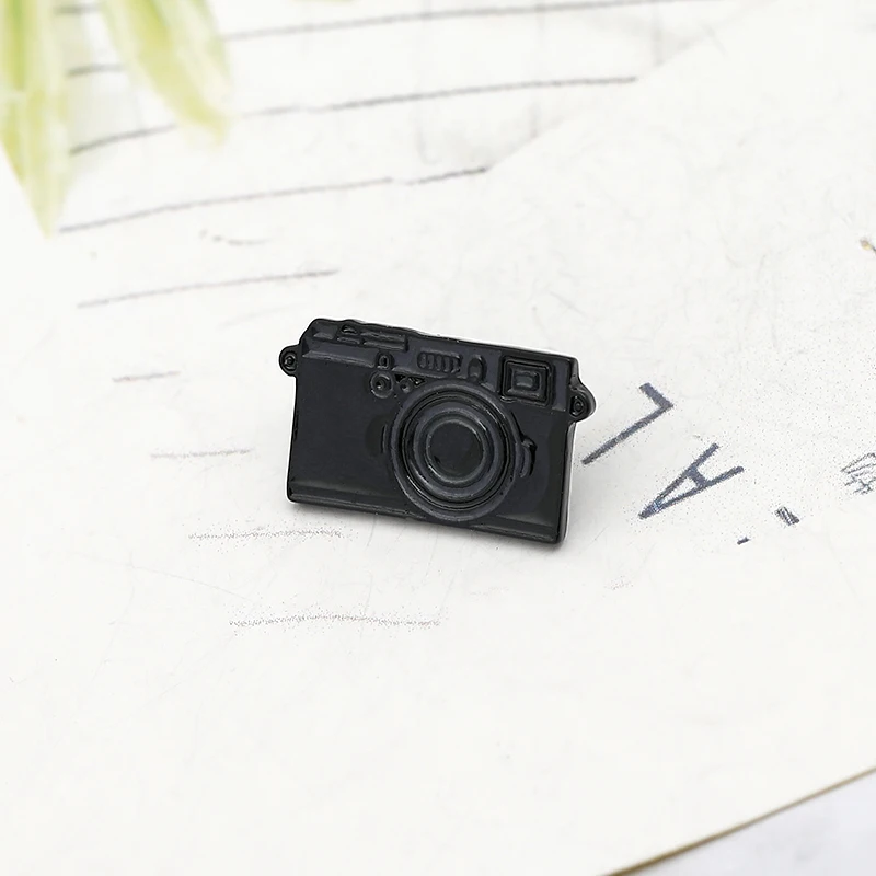 Эмалированная черная брошь с мультяшным изображением цифровой камеры для женщин