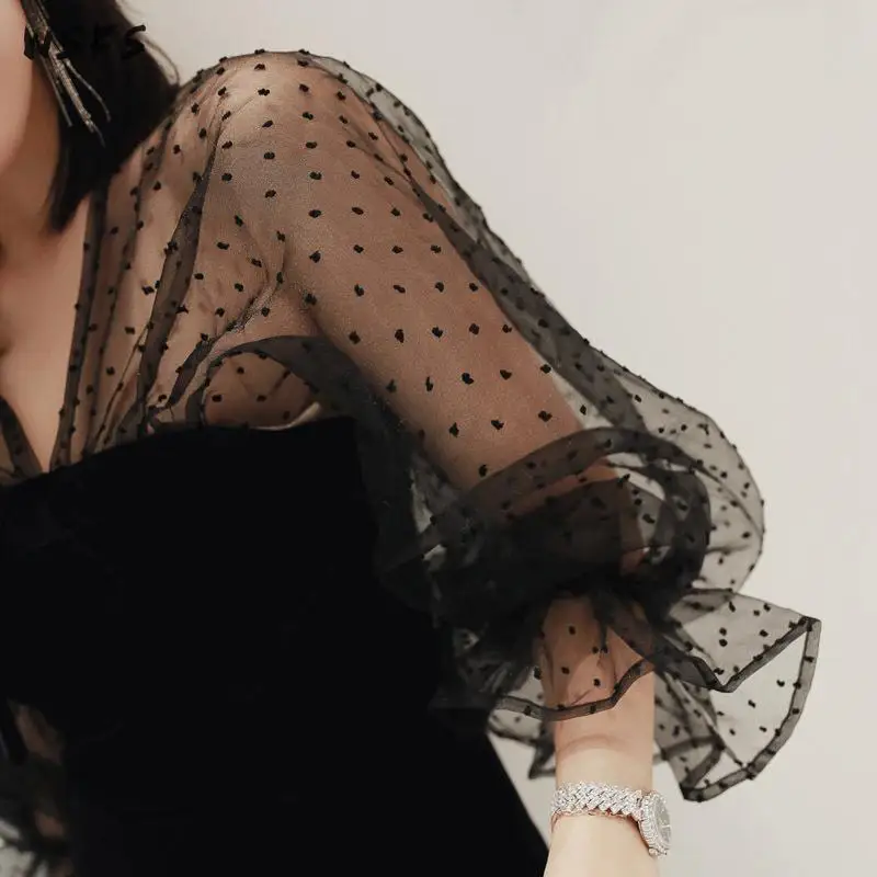 Черное Сетчатое платье в горошек с V образным вырезом буффами на рукавах низким