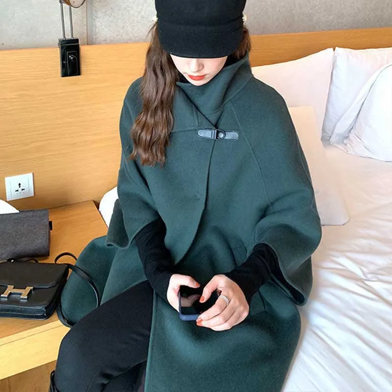 Женское однотонное пальто с отложным воротником рукавами летучая мышь на