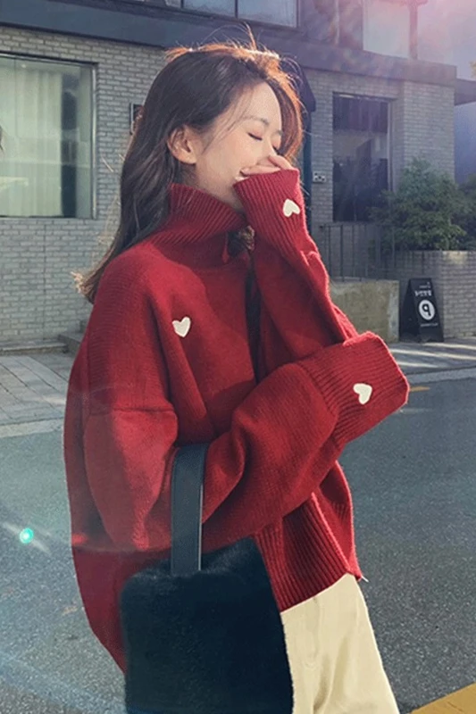 Свитер женский трикотажный с высоким воротником и узором в виде сердечек |