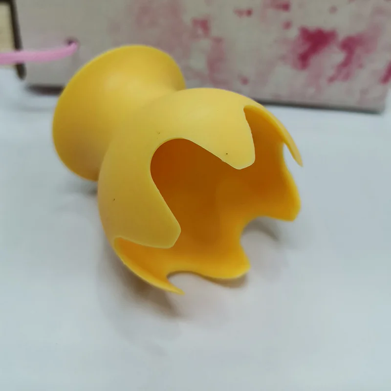 Ффонарь силиконовый для косметики желтого цвета |