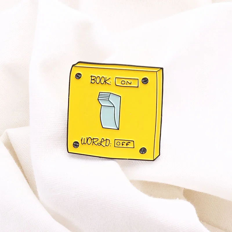 Жёлтый квадратный эмалированный значок в форме книги ON World OFF Pins учебный