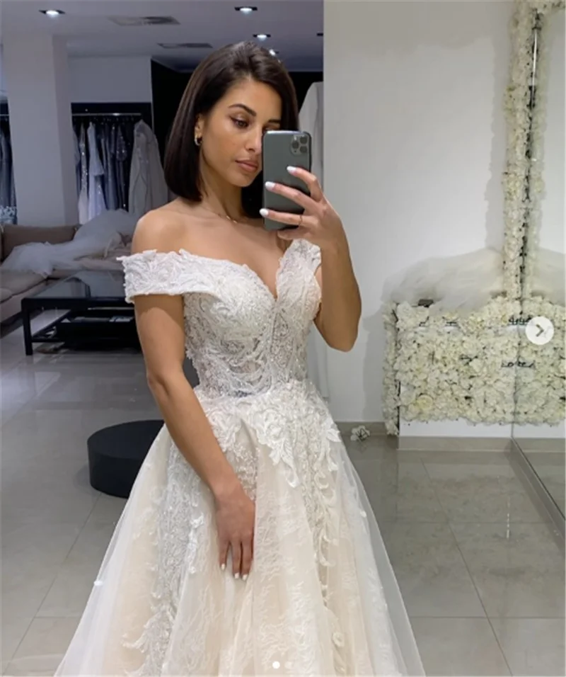 Элегантное кружевное свадебное платье с V образным вырезом и рукавами крылышками