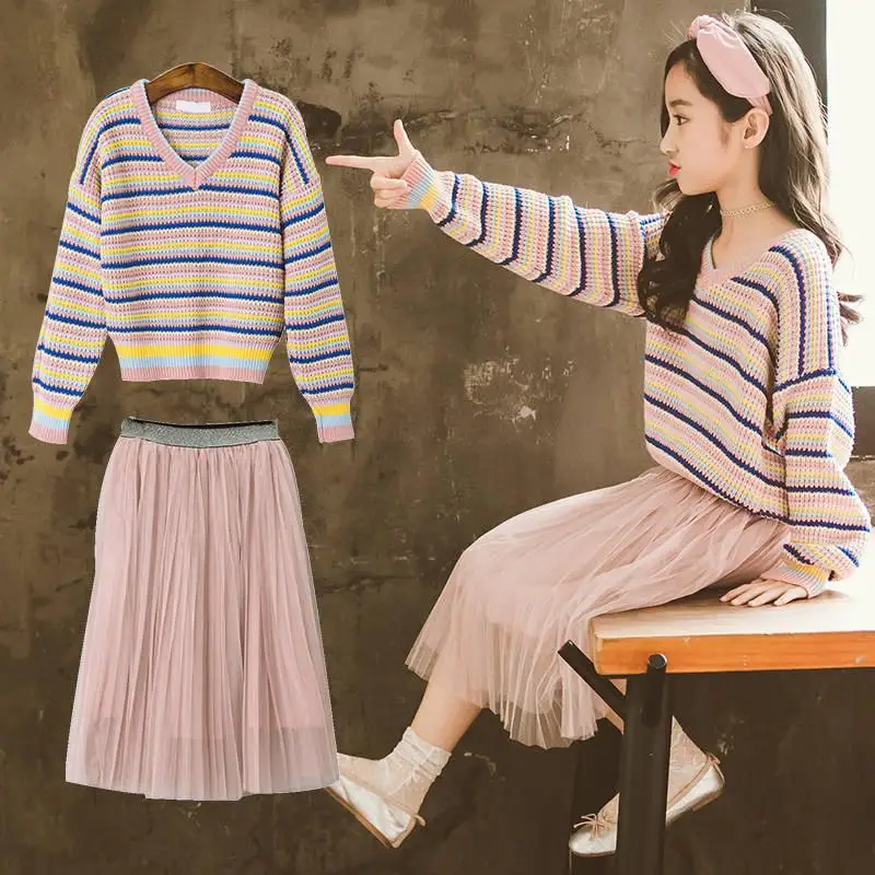Трикотажный свитер с V образным вырезом и юбка в радужную полоску|Комплекты
