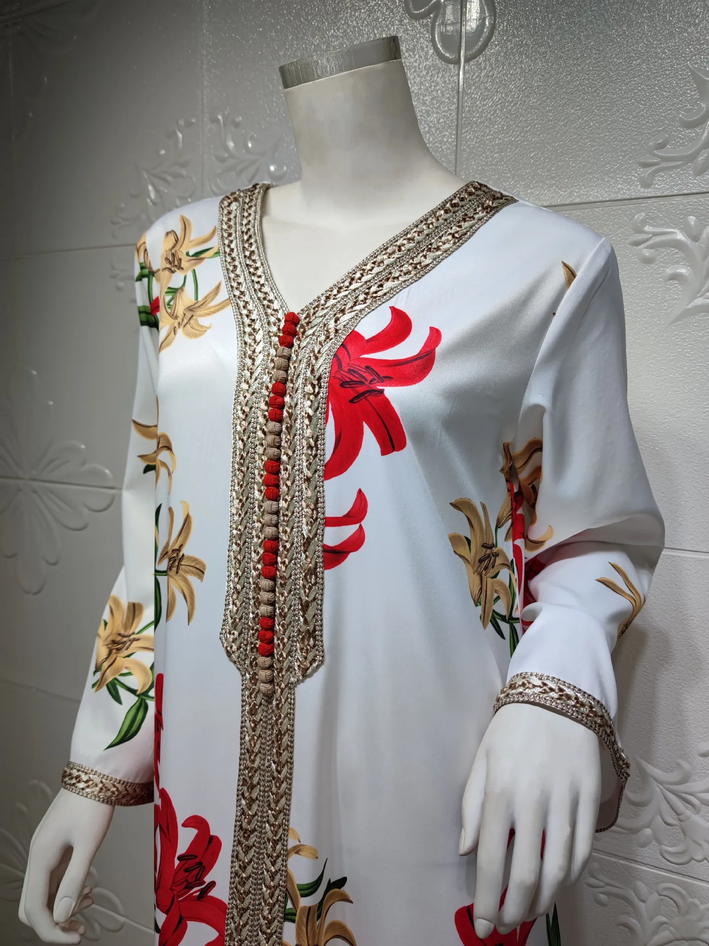 

Autumn 2021 new Middle East muslim white leaf print V-neck long-sleeved lace ribbon women's dress Arab abaya Dubai ladies robe