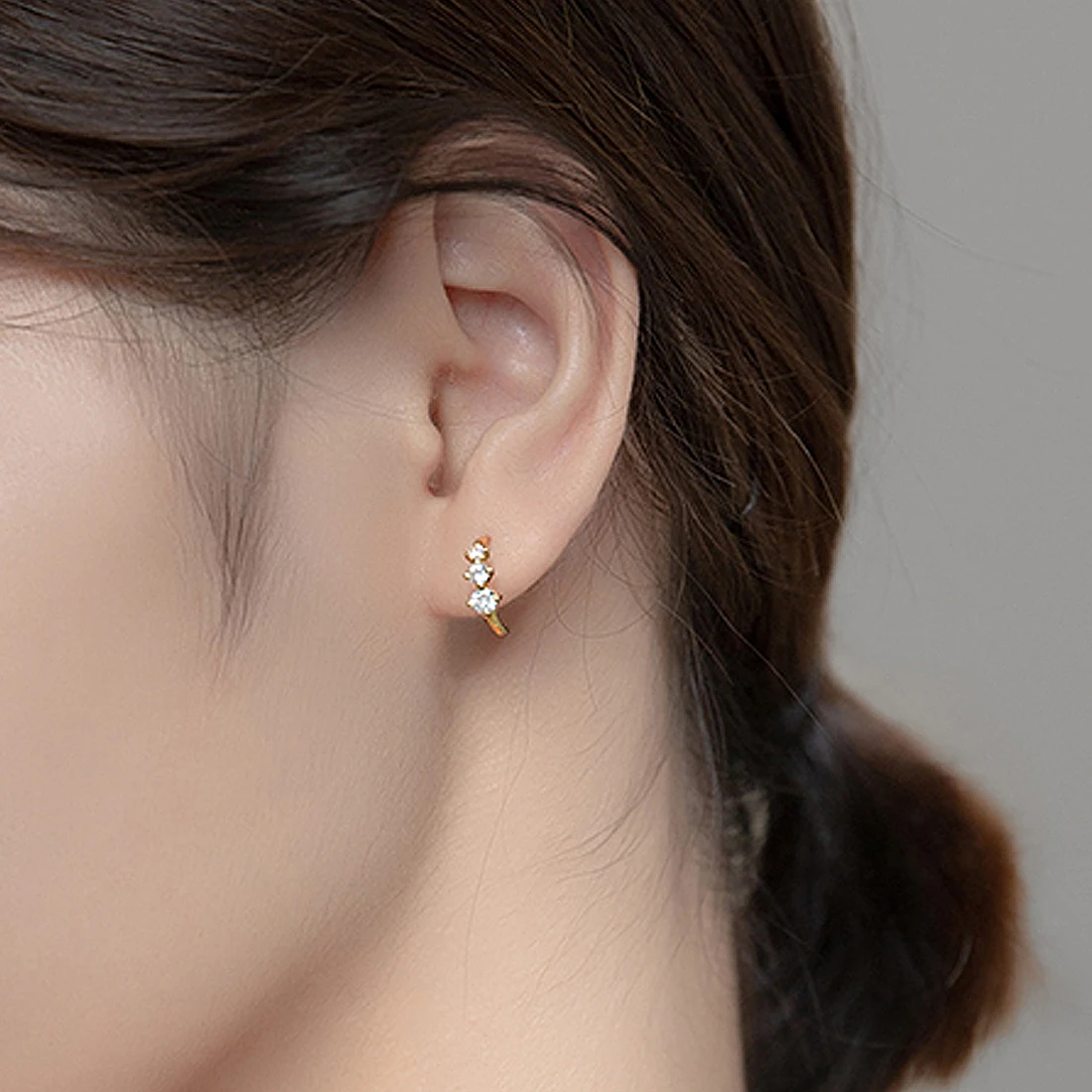 Женские серебряные сверкающие серьги-гвоздики в виде полуобруча с фианитом A1244 |