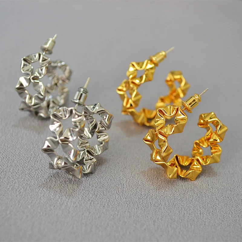 

Cool wind fold hollowed out three-dimensional flower personality sweet simple and easy to take 925 silver needle Earrings
