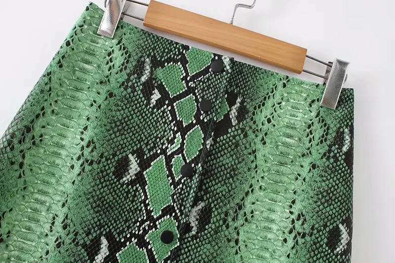 Женская мини юбка из искусственной кожи карандаш зеленого цвета со змеиным