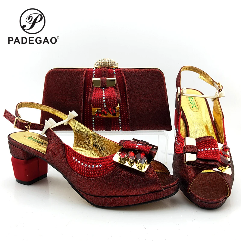 Комплект из туфель и сумочки красного цвета с блестящими кристаллами Удобная