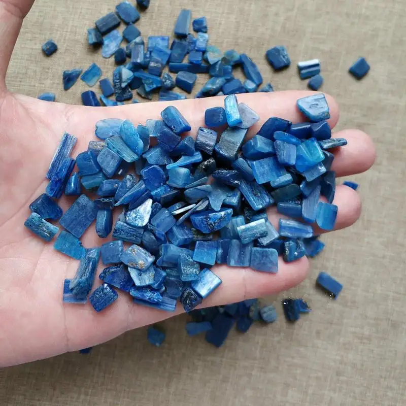 100 г натуральный кианитовый камень с украшением в виде кристаллов частицы