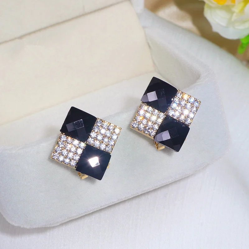 Женские серьги гвоздики с кристаллами большие геометрические золотого цвета