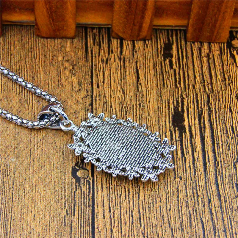 Lady Queen Cameo Pendant Necklace Vintage Hollow Flower Necklace For Women Antique Silver Plated Fashion Jewelry
