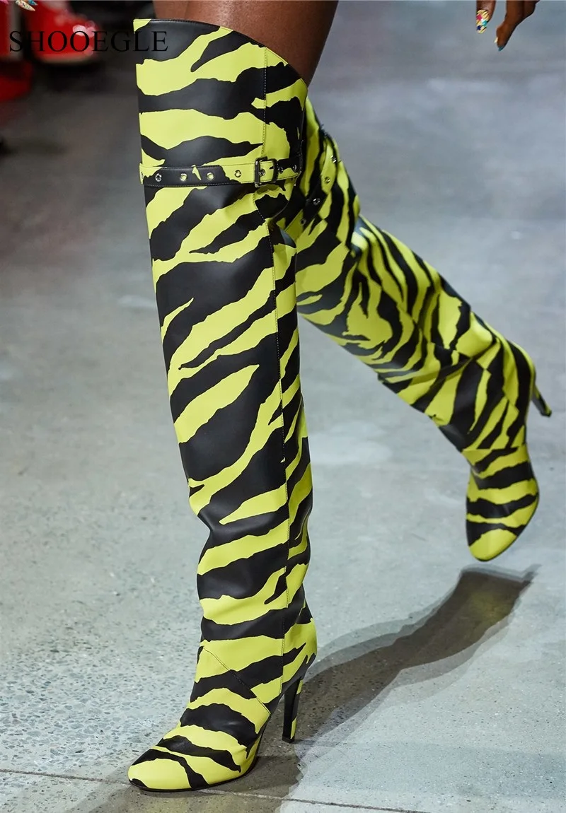 Новинка Стильные женские сапоги ботфорты с острым носком на шпильках ремешком и