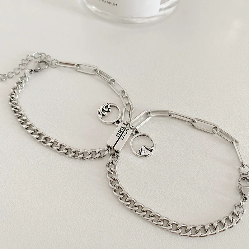 

Couple personality retro bracelet men and women hip hop niche design sense girlfriends hand ornaments simple and cold style