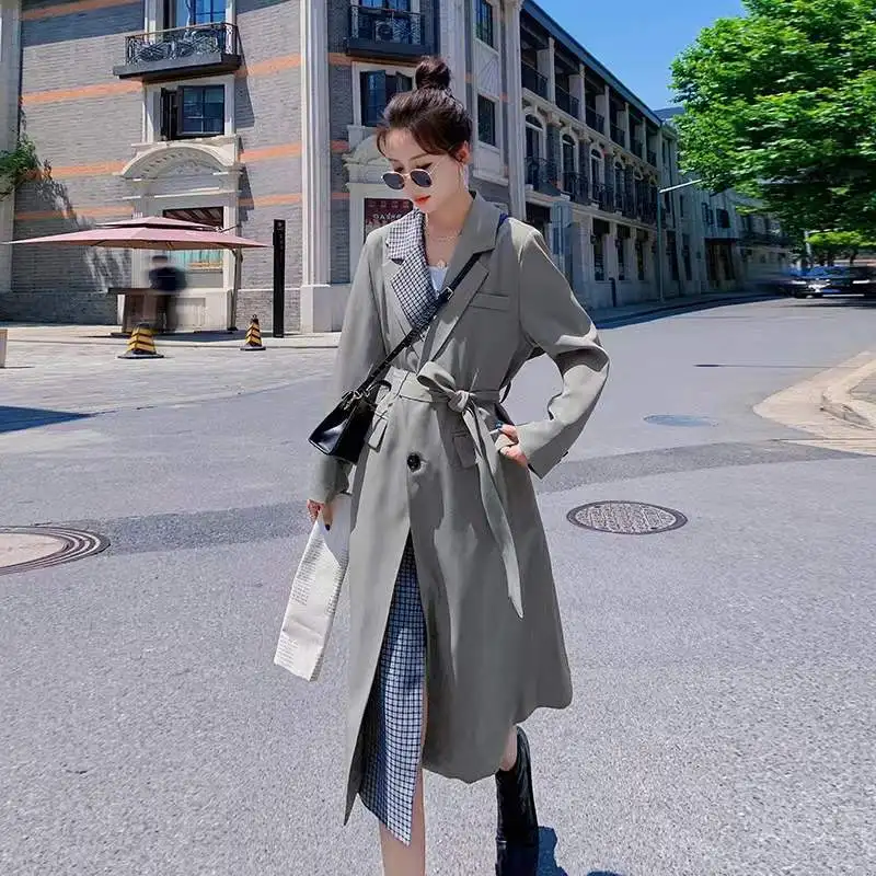 Ветровка женская клетчатая средней длины модный приталенный плащ в клетку