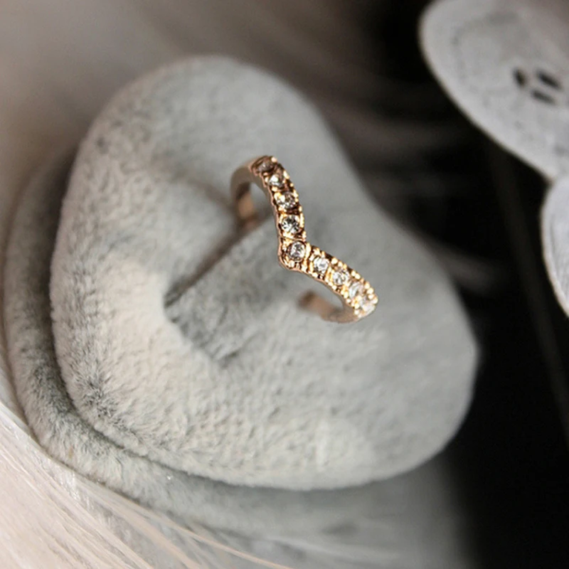 

Classic V-shaped unique Creative Rings for Women New Trendy Fashion Female Ring Jewelry Ladies Bar Night Club Jewelry Gifts