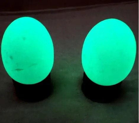 Натуральный камень кварц кристалл светящийся в синем кальците темноте кулон для