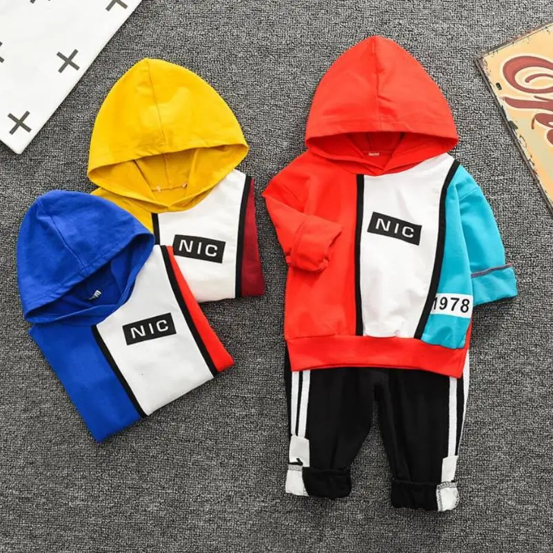 2020 модный костюм для маленьких мальчиков свитер с капюшоном и надписью + штаны 2